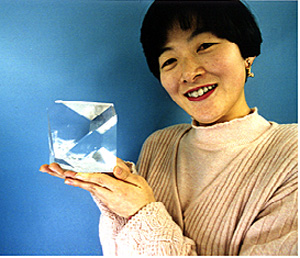 図1 世界最大のCLBO結晶
14×11×11 cm3 (a×c×a軸)